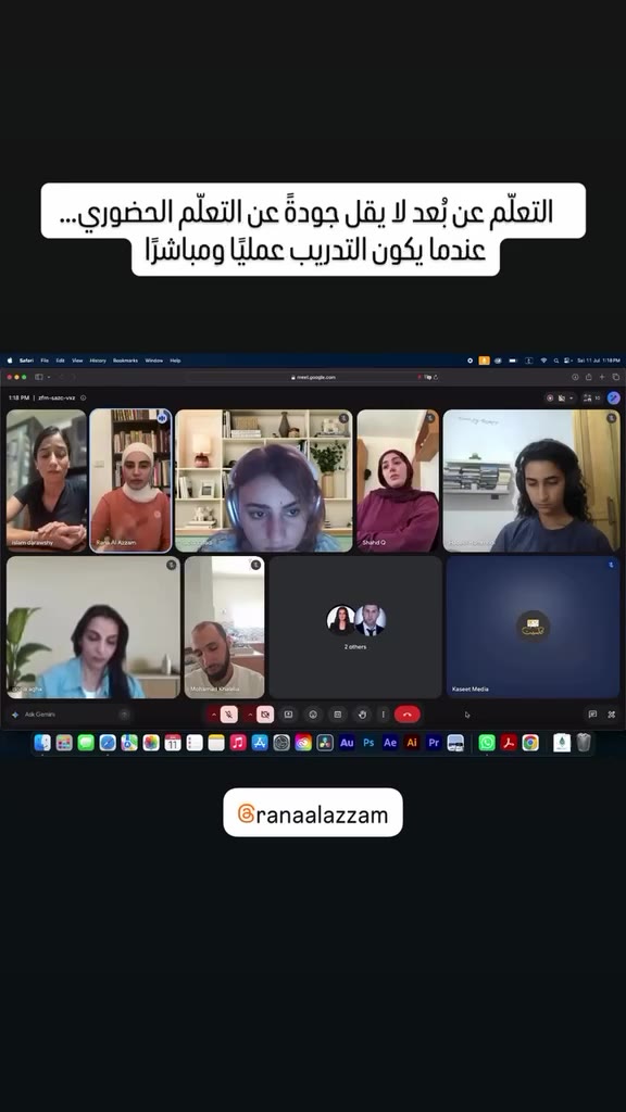 متدربة أمام الكاميرا في استوديو التصوير